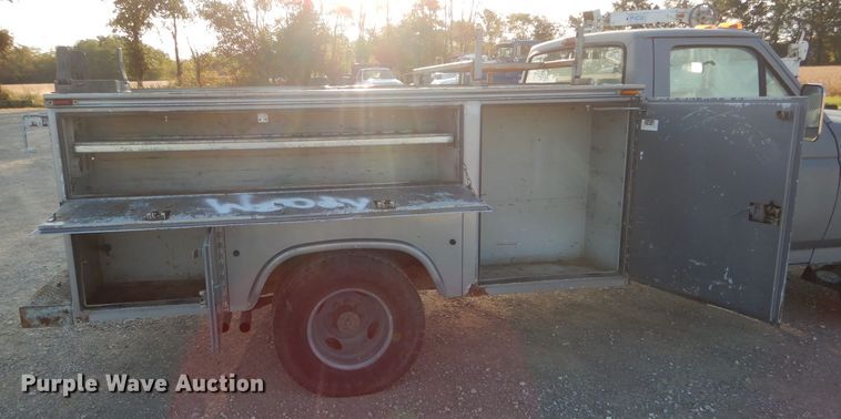 image for item DH6237 1996 Ford F350 XL utility bed pickup truck