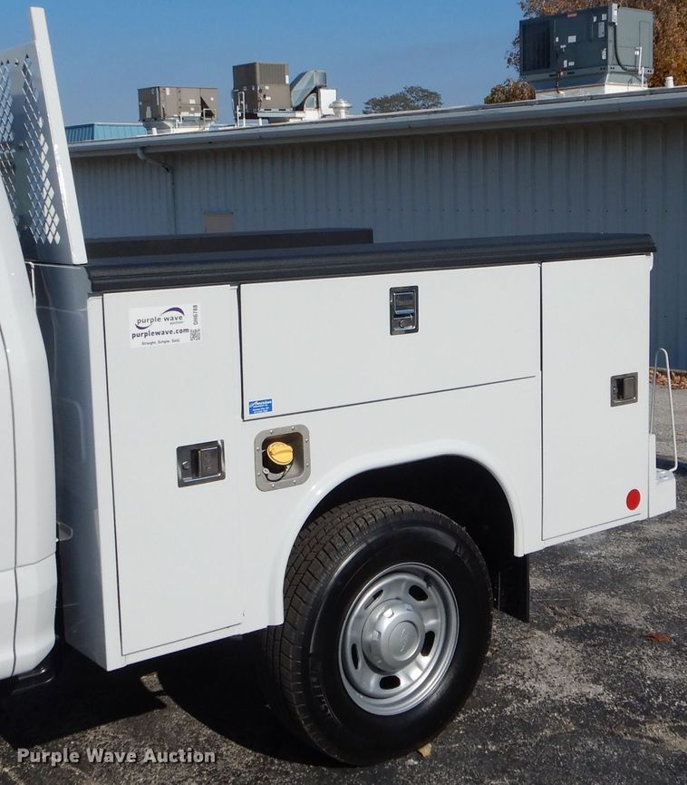 image for item DH6788 Reading CA082SCA313140 utility bed