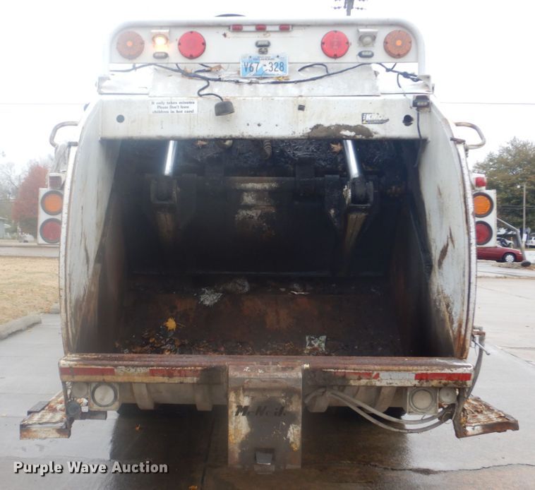 image for item DI2378 1993 International 4900 refuse truck