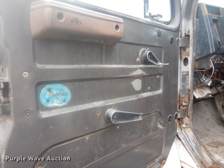 image for item DI2378 1993 International 4900 refuse truck