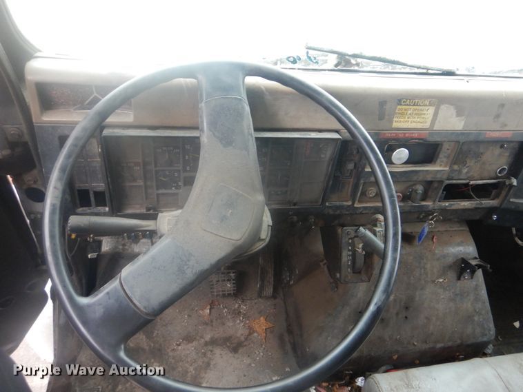 image for item DI2378 1993 International 4900 refuse truck