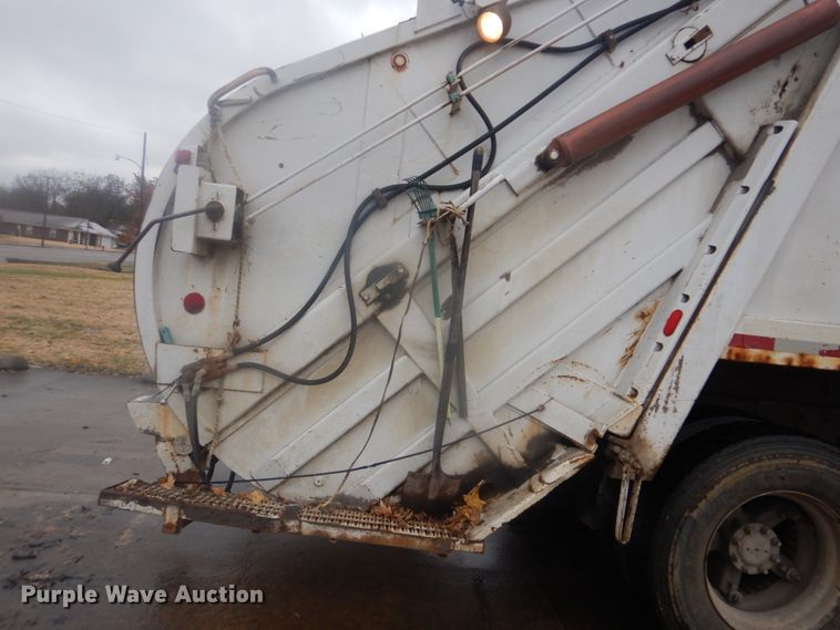 image for item DI2378 1993 International 4900 refuse truck