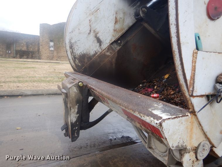 image for item DI2378 1993 International 4900 refuse truck