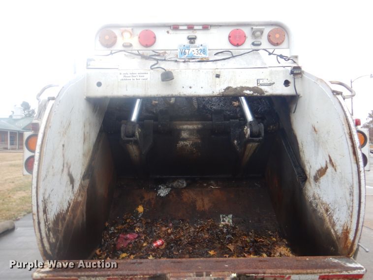 image for item DI2378 1993 International 4900 refuse truck