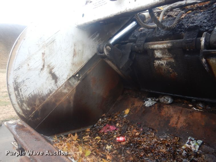 image for item DI2378 1993 International 4900 refuse truck