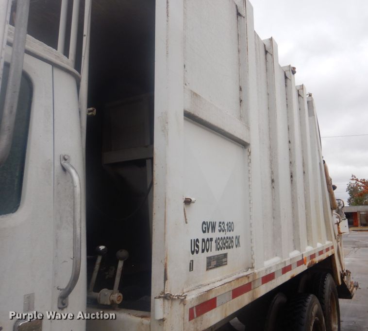 image for item DI2378 1993 International 4900 refuse truck
