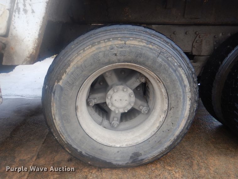 image for item DI2378 1993 International 4900 refuse truck