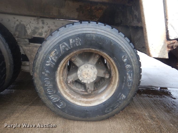 image for item DI2378 1993 International 4900 refuse truck