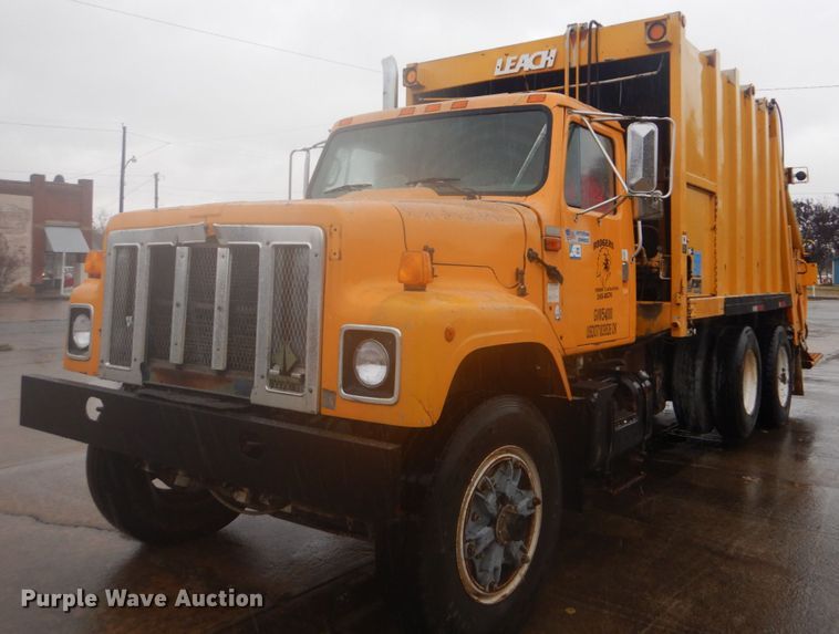 image for item DI2379 1996 International 2554 refuse truck