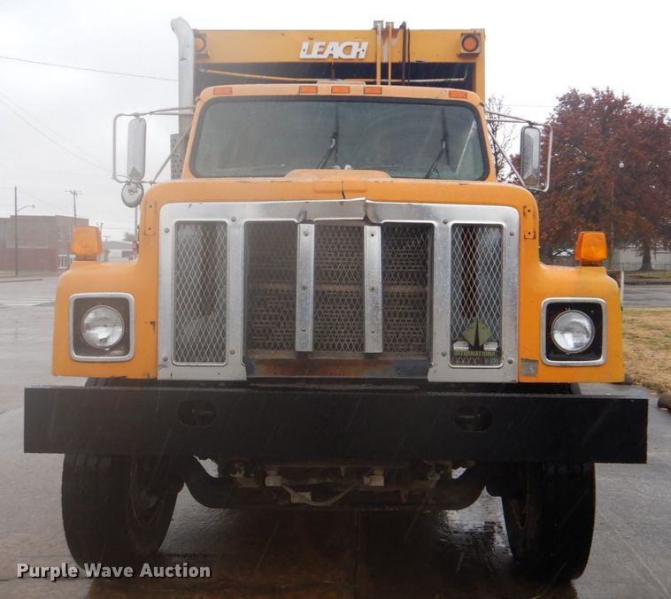 image for item DI2379 1996 International 2554 refuse truck