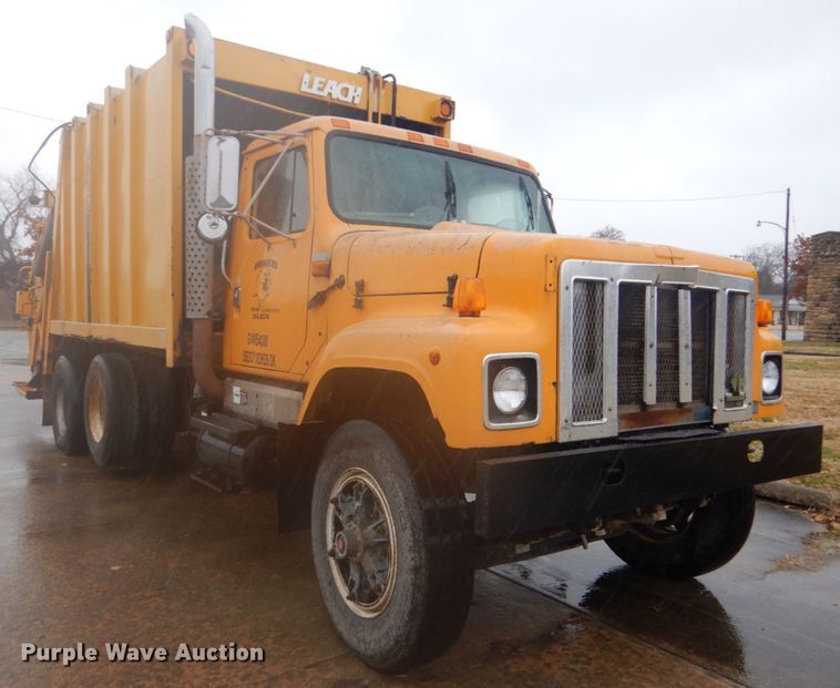 image for item DI2379 1996 International 2554 refuse truck