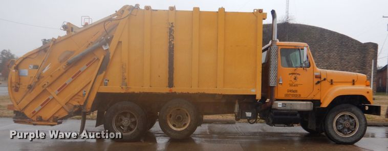 image for item DI2379 1996 International 2554 refuse truck