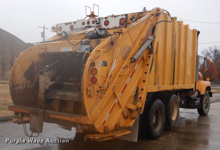 image for item DI2379 1996 International 2554 refuse truck