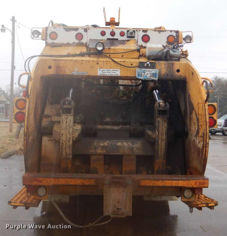 image for item DI2379 1996 International 2554 refuse truck