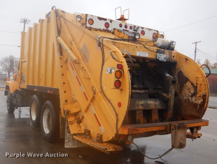 image for item DI2379 1996 International 2554 refuse truck