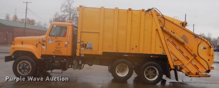 image for item DI2379 1996 International 2554 refuse truck