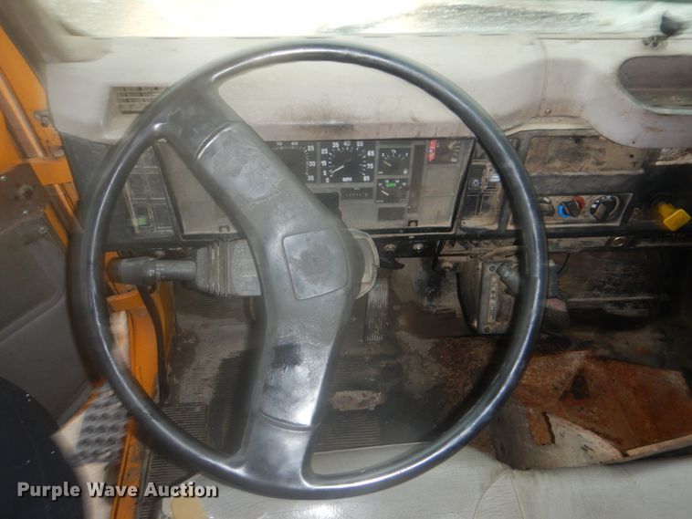 image for item DI2379 1996 International 2554 refuse truck