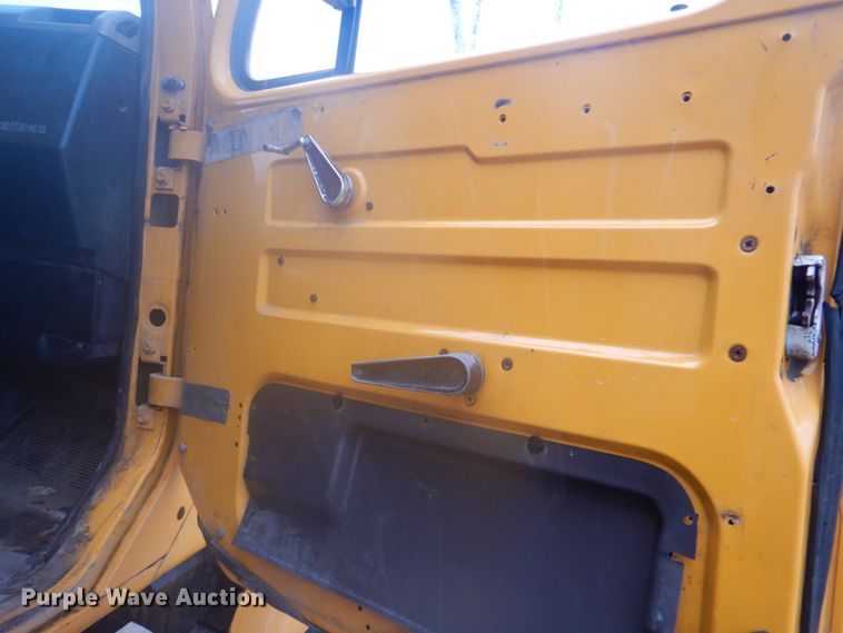 image for item DI2379 1996 International 2554 refuse truck