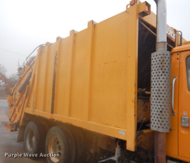 image for item DI2379 1996 International 2554 refuse truck