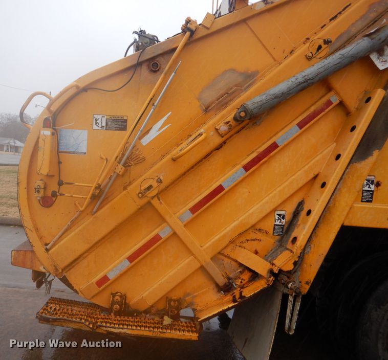 image for item DI2379 1996 International 2554 refuse truck
