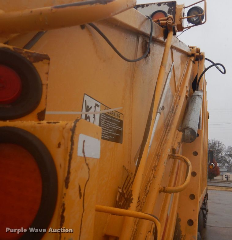 image for item DI2379 1996 International 2554 refuse truck