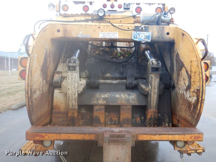image for item DI2379 1996 International 2554 refuse truck