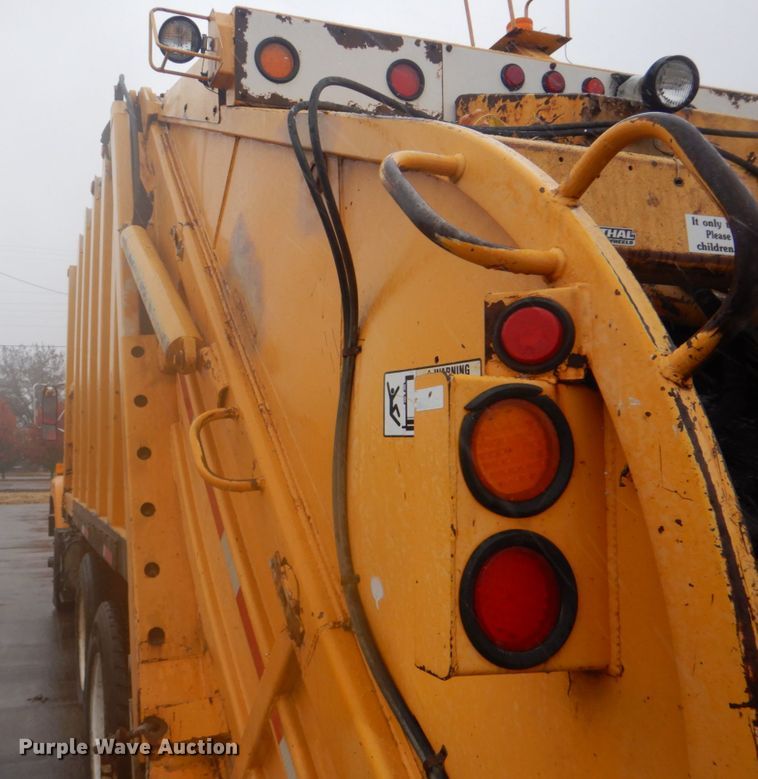 image for item DI2379 1996 International 2554 refuse truck