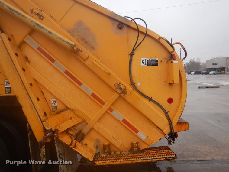image for item DI2379 1996 International 2554 refuse truck