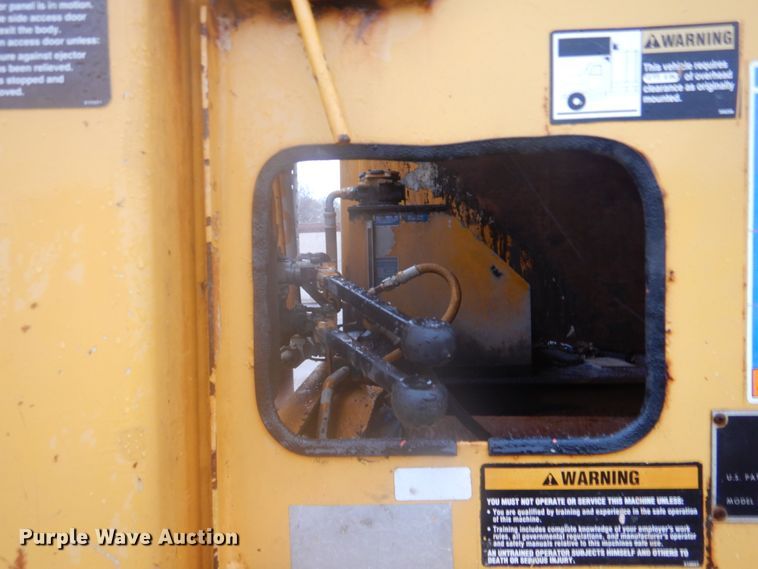 image for item DI2379 1996 International 2554 refuse truck