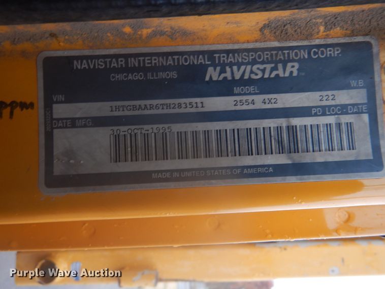 image for item DI2379 1996 International 2554 refuse truck