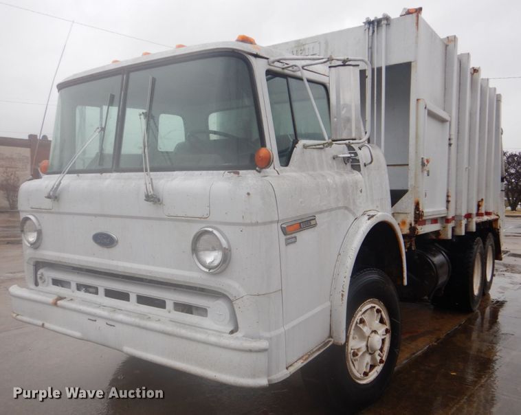 image for item DI2380 1990 Ford 8000 refuse truck