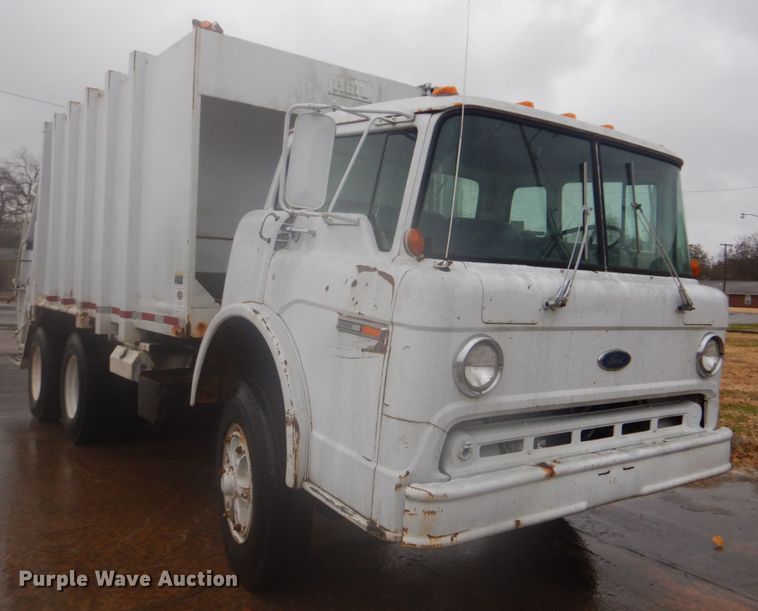 image for item DI2380 1990 Ford 8000 refuse truck