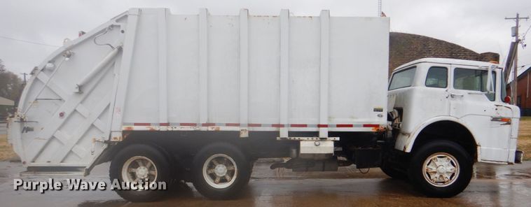 image for item DI2380 1990 Ford 8000 refuse truck