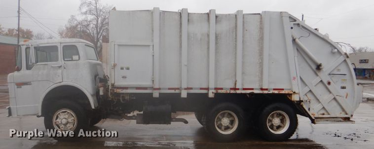 image for item DI2380 1990 Ford 8000 refuse truck