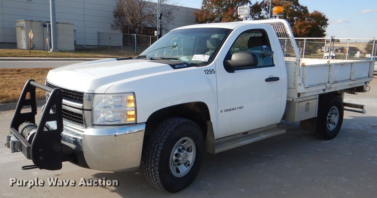 image for item DI2687 2007 Chevrolet Silverado 3500HD flatbed pickup truck