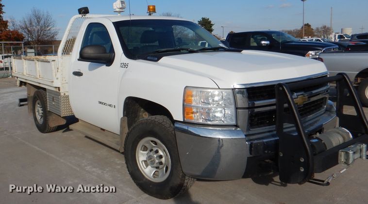 image for item DI2687 2007 Chevrolet Silverado 3500HD flatbed pickup truck