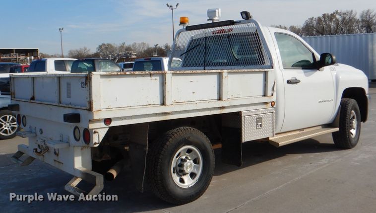image for item DI2687 2007 Chevrolet Silverado 3500HD flatbed pickup truck