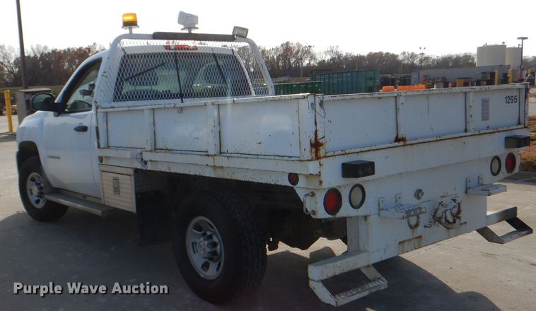 image for item DI2687 2007 Chevrolet Silverado 3500HD flatbed pickup truck