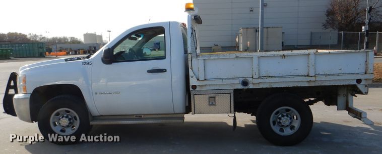 image for item DI2687 2007 Chevrolet Silverado 3500HD flatbed pickup truck