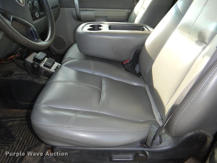 image for item DI2687 2007 Chevrolet Silverado 3500HD flatbed pickup truck