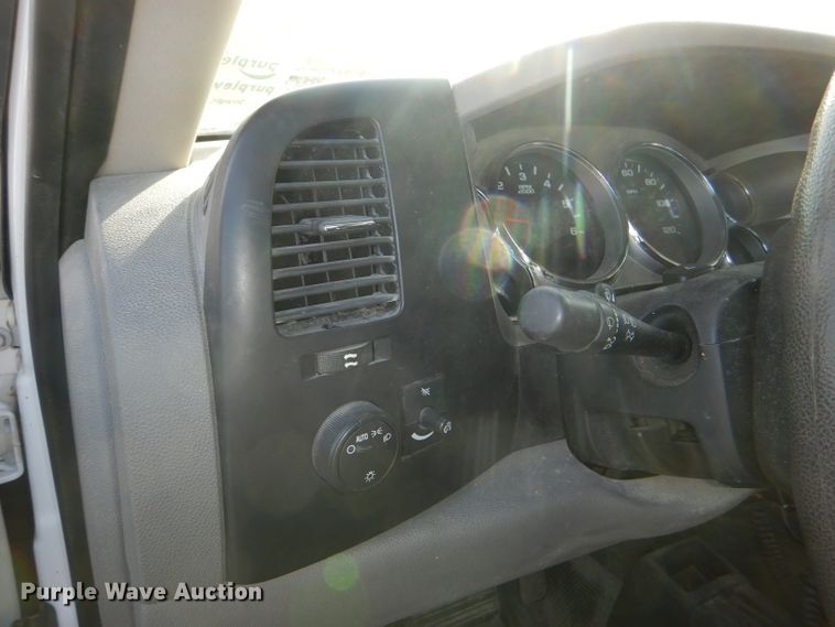 image for item DI2687 2007 Chevrolet Silverado 3500HD flatbed pickup truck