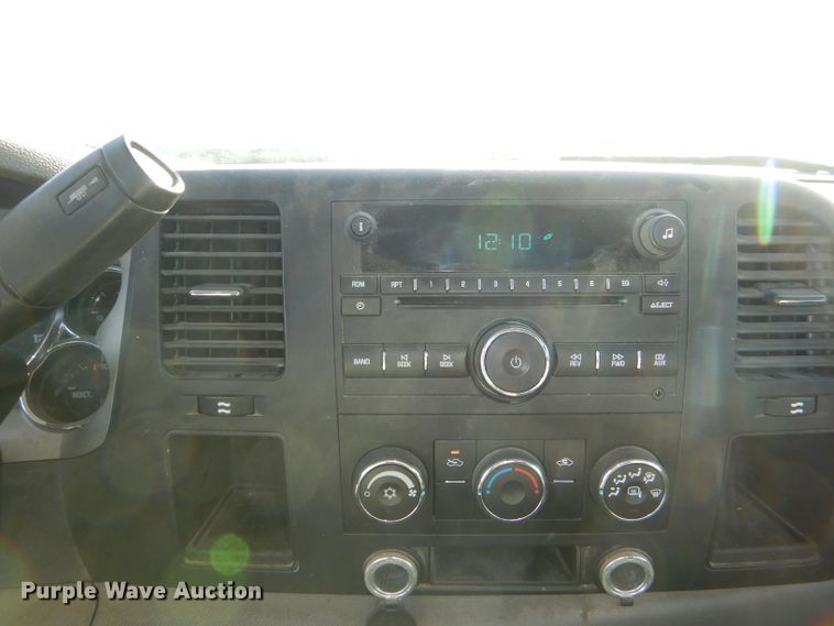 image for item DI2687 2007 Chevrolet Silverado 3500HD flatbed pickup truck