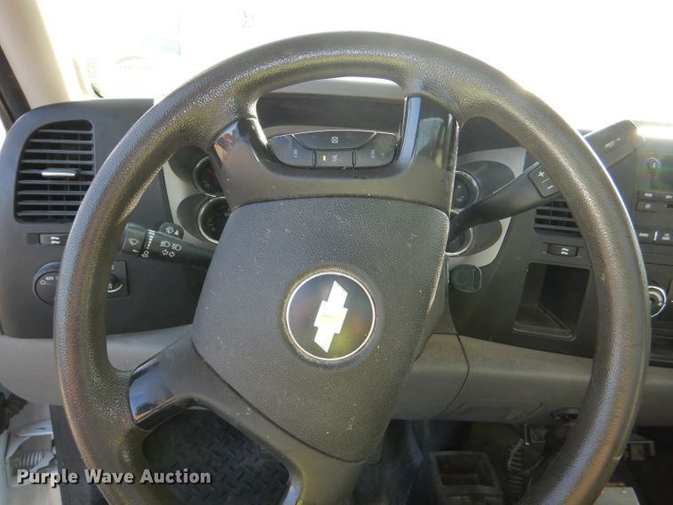 image for item DI2687 2007 Chevrolet Silverado 3500HD flatbed pickup truck