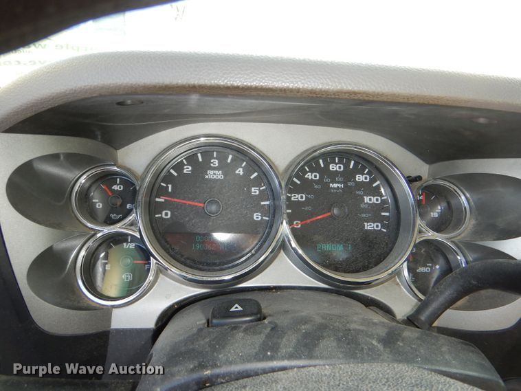 image for item DI2687 2007 Chevrolet Silverado 3500HD flatbed pickup truck