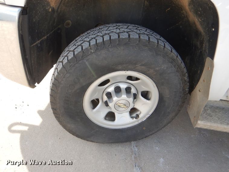 image for item DI2687 2007 Chevrolet Silverado 3500HD flatbed pickup truck