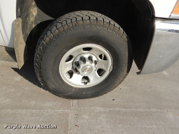 image for item DI2687 2007 Chevrolet Silverado 3500HD flatbed pickup truck