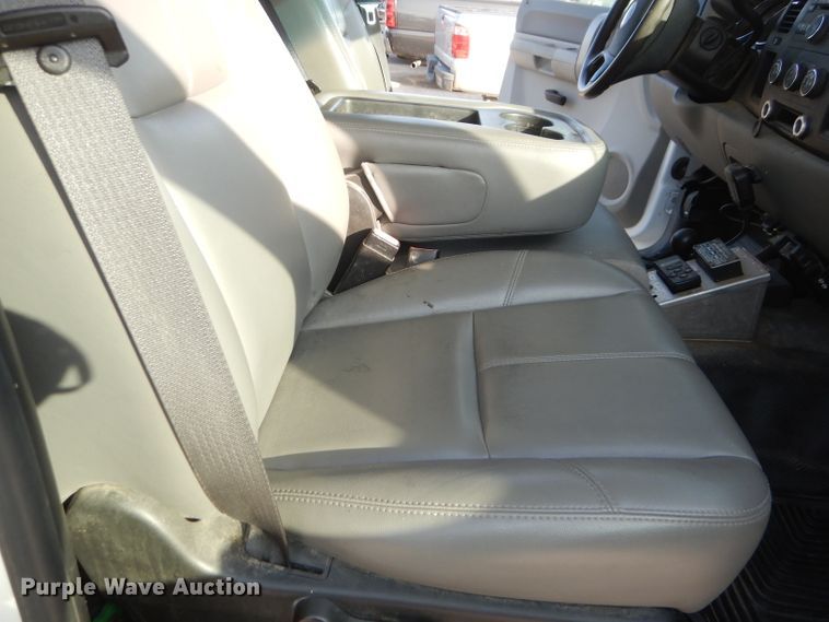 image for item DI2687 2007 Chevrolet Silverado 3500HD flatbed pickup truck