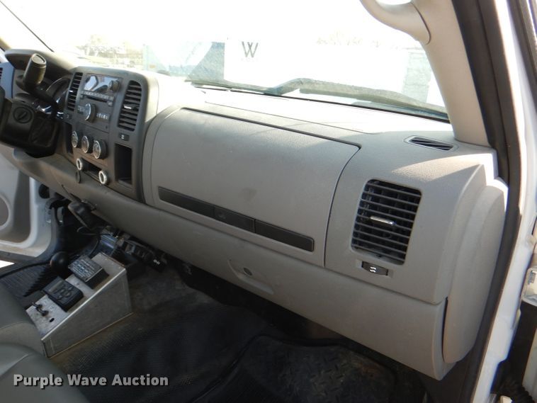 image for item DI2687 2007 Chevrolet Silverado 3500HD flatbed pickup truck