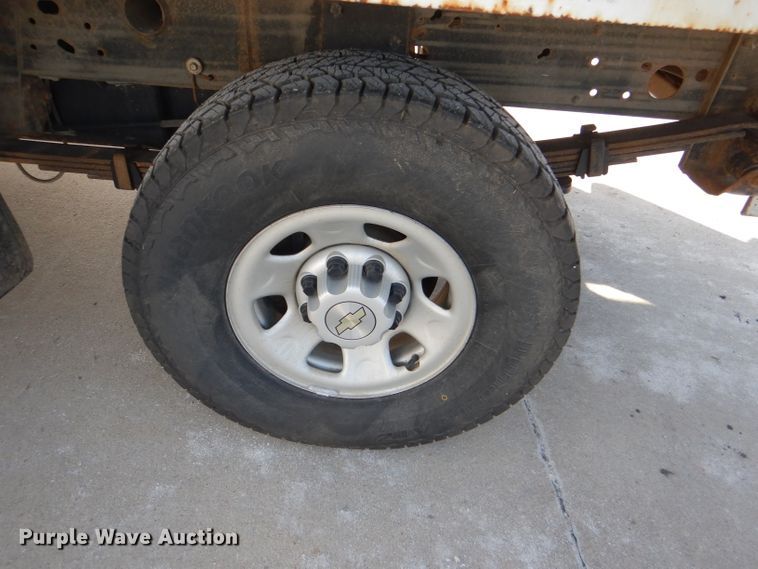 image for item DI2687 2007 Chevrolet Silverado 3500HD flatbed pickup truck