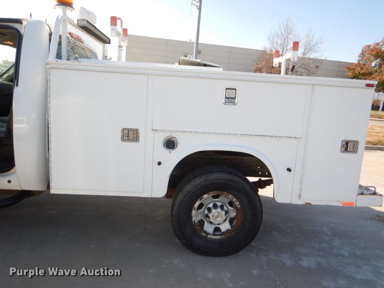 image for item DI2692 2008 Chevrolet Silverado 3500HD utility bed pickup truck